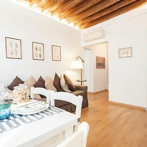 Casa Claudia Ai Frari Apartment